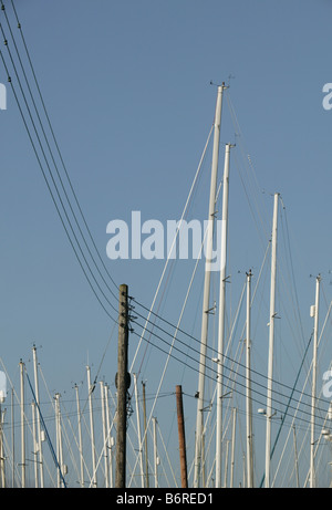 Dettaglio di molti o di lotti di barca a montanti nutrite in Mersea Island Essex. Concetti di vela, vacanze estate storie. Foto Stock