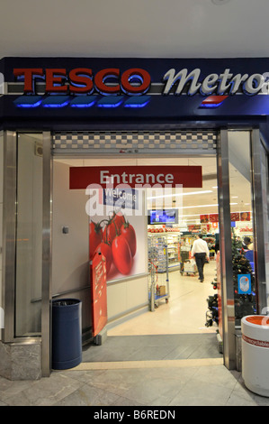 Tesco Metro supermercato ingresso del negozio a One Canada Square shopping centre a Canary Wharf, Isle of Dogs Tower Hamlets Est Londra Inghilterra REGNO UNITO Foto Stock
