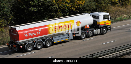 M25 Autostrada mantello articolato autocisterna di carburante autocarro ed il rimorchio su un pendio Foto Stock