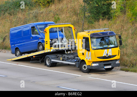 M25 Londra autostrada orbitale lato anteriore AA soccorso stradale camion di recupero guasti carico guasto furgone blu su spalla rigida Essex Inghilterra Regno Unito Foto Stock