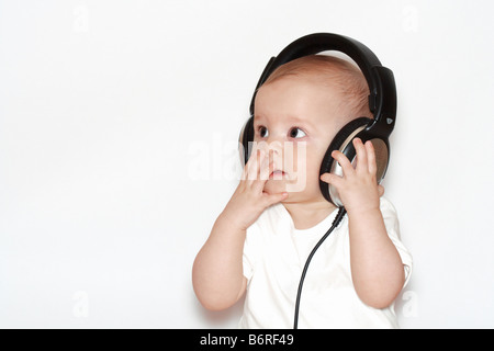 Piccolo Ragazzo con le cuffie Foto Stock