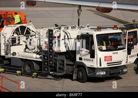 Autocisterna di carburante il rifornimento di un passeggero di velivoli a getto all'aeroporto di Palma. Foto Stock