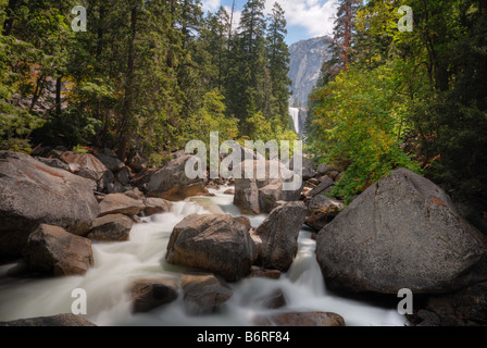 Merced River vicino al primaverile cade, Mist Trail, Yosemite National Park, California, Stati Uniti d'America Foto Stock