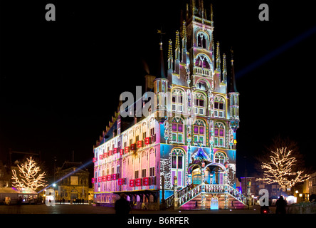 Municipio di luce policromatico sporgenza dall artista francese Patrice Warrener. Piazza del Mercato, Gouda, Paesi Bassi Foto Stock