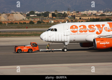 Aeromobile essendo spinto fuori sulla pista pronti per il decollo all'aeroporto di Palma. Foto Stock