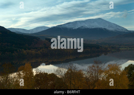 Guardando sul Loch Tummel alla munro Schiehallion di montagna nella regione di Perth & Kinross, in Scozia, nel Regno Unito Foto Stock