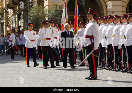 Presidente Edward Fenech Adami, Presidente maltese e soldati, 8 settembre la Giornata della vittoria festeggiamenti, Valletta, Malta Foto Stock