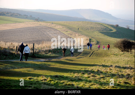 Camminatori sulle South Downs a Ditchling Beacon in Sussex UK Foto Stock