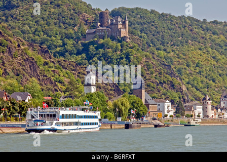 Katz (Castello Burg Katz) affacciato sulla città di San Goarshausen e il fiume Reno con la nave di crociera guidata fiume Foto Stock