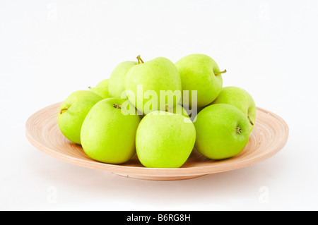 Pila di mele sul piatto di legno Foto Stock