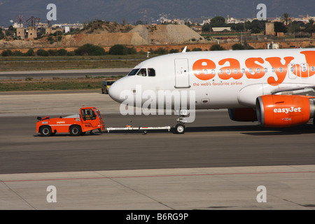 Aeromobile essendo spinto fuori sulla pista pronti per il decollo all'aeroporto di Palma. Foto Stock