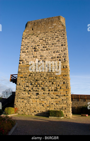 La torre rossa, una torre di guardia e una volta rifugio imperiale sulle antiche mura di Bad Wimpfen. Foto Stock