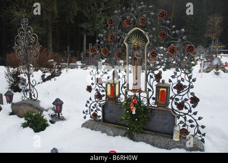 Croce commemorativa al cimitero di Mayrhofen Austria Europa Foto Stock