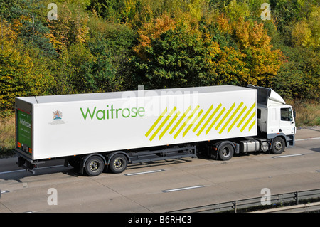 Waitrose supermercato negozi consegna e rimorchio camion su M25 Autostrada Foto Stock