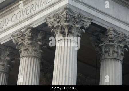 Colonne corinzie su un edificio del governo nella città di New York Foto Stock