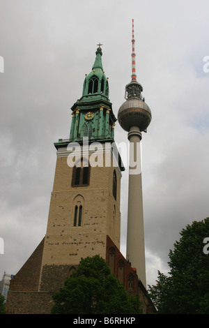 Marienkirche Marien chiesa accanto a la Fernsehturm Torre della TV di Berlino Foto Stock