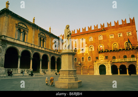 Statua di Dante di fronte Loggia del Consiglio e il Palazzo Scaligero a Piazza dei Signori di Verona al tramonto Veneto Italia Foto Stock