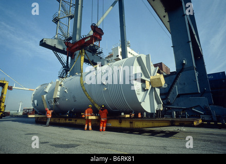 Preparazione di un carico pesante per il sollevamento in corrispondenza Eurogate Container Terminal del Porto di Amburgo. Foto Stock