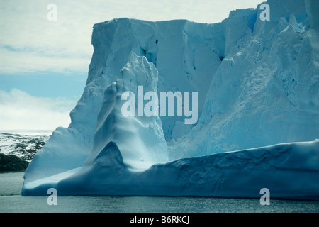 Parte di un enorme iceberg in Antartide vicino Isola Deception, Antartico peninsulare. Foto Stock
