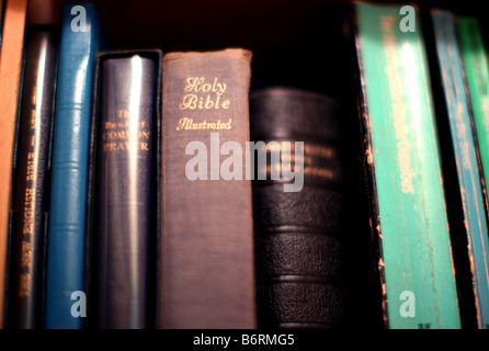 La Santa Bibbia e altri libri sullo scaffale Foto Stock