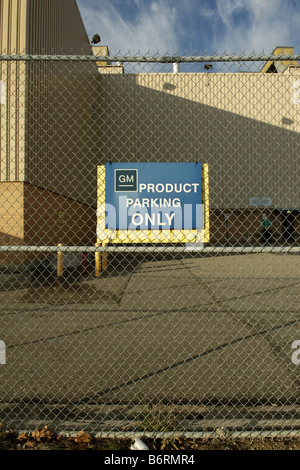 General Motors Gruppo Flint edificio in fabbrica con segno dicendo GM prodotto solo di parcheggio, in Flint Michigan STATI UNITI Foto Stock