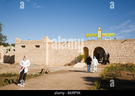 Il Marocco Assous Argan donne berbere del villaggio di cooperative di produzione e vendita di olio di Argan tree con donne ingresso esterno Foto Stock