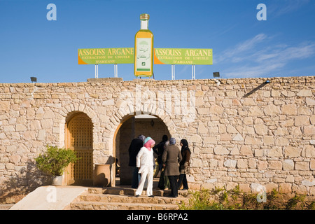 Il Marocco Assous Argan donne berbere del villaggio di cooperative di produzione e vendita di olio di Argan tree con donne ingresso esterno Foto Stock