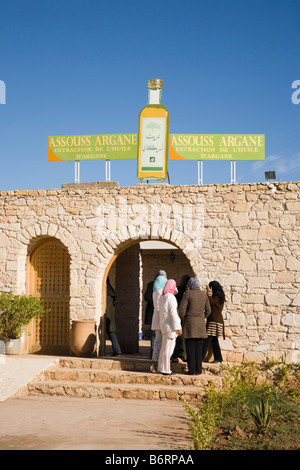 Il Marocco Assous Argan donne berbere del villaggio di cooperative di produzione e vendita di olio di Argan tree con donne ingresso esterno Foto Stock