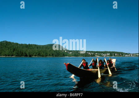 Nativi indiani americani canoa in un tradizionale Piroga vicino a bella bella sulla costa occidentale della Columbia britannica in Canada Foto Stock