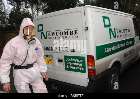 Uomo vestito in pieno gli indumenti di protezione per lavorare in un ambiente sicuro per rimuovere amianto Exeter Foto Stock