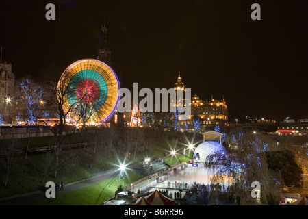 Ruota panoramica Ferris e il pattinaggio su ghiaccio presso l'East End di Princes Street Edinburgh Foto Stock