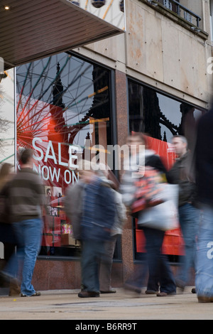 Gli amanti dello shopping in Princes Street per le vendite sul Boxing Day Foto Stock