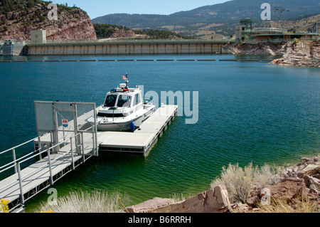 Una motovedetta ancorata al Flaming Gorge Dam e serbatoio Foto Stock