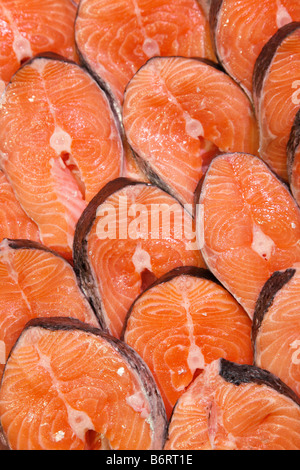 Pesce fresco sul ghiaccio in un supermercato; filetti di salmone Foto Stock