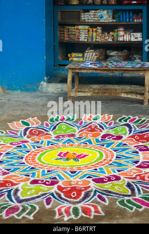 Negozio indiano con lotus rangoli festival design presso il suo ingresso in un giorno di festa Andhra Pradesh, India Foto Stock