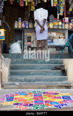 Negozio indiano con lotus rangoli festival design presso il suo ingresso in un giorno di festa Andhra Pradesh, India Foto Stock