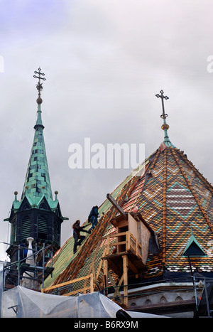 Costruttori lavorando sul rinnovamento della Chiesa di Mattia tetto nel quartiere del Castello di Budapest Ungheria Foto Stock