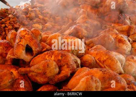 Un mucchio di cotto arrosto di polli a un frutto mercato veg sul Quai St-Antoine a Lione in Francia. Foto Stock