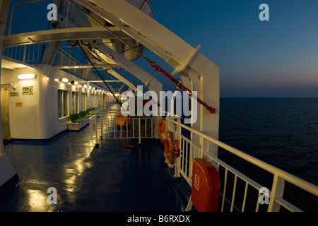 Ponte di un traghetto passeggeri sul mare a vela per le isole greche Foto Stock