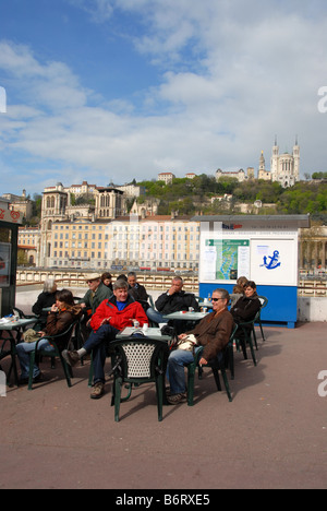 Gli operatori di mercato e i clienti godendo avente un ristoro sul Quai St-Antoine mercato di domenica a Lione, in Francia. Foto Stock