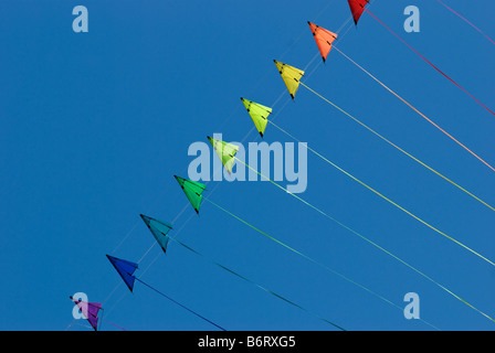 Pila di stunt kites in arcobaleno di colori su un cielo blu sullo sfondo Foto Stock