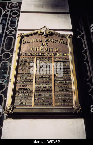 Vecchio elenco delle agenzie finanziarie sul muro dell'ex edificio del Banco Español de credito / edificio Banesto, Madrid, Spagna Foto Stock