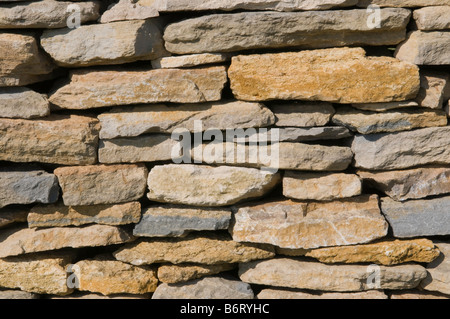 Close-up di un nuovo secco purbeck muro di pietra Foto Stock