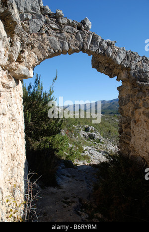 Al di fuori di arco moresco troglodita torre di avvistamento, Talaia de la Foradada, Sierra de la Forada, Provincia di Alicante, Comunidad Valenciana, Foto Stock