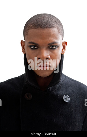 L'uomo africano con smokey eyes una forte espressione e mantello nero isolato Foto Stock