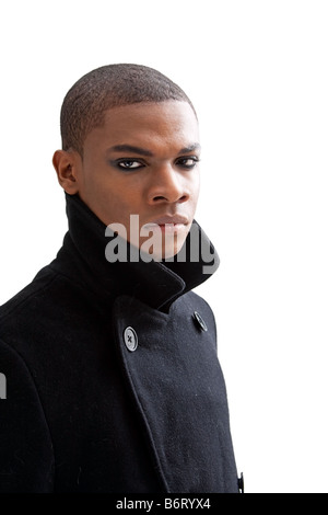 L'uomo africano con smokey eyes una forte espressione e mantello nero isolato Foto Stock