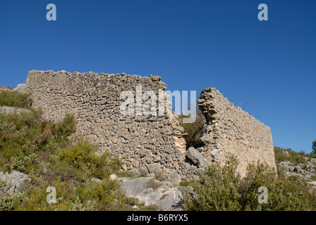 La rovina, troglodita Torre Moresca, Talaia de la Foradada, Sierra de la Forada, Provincia di Alicante, Comunidad Valenciana, Spagna Foto Stock