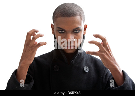 L'uomo africano con smokey eyes una forte espressione e mantello nero isolato Foto Stock