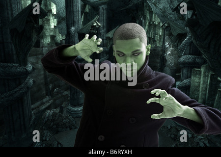Uomo verde con bianco smokey eyes una forte espressione e mantello nero nel dungeon hall modo isolato Foto Stock