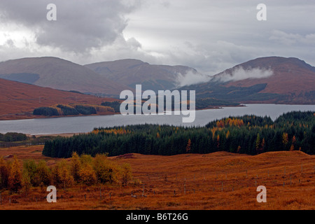 Loch Tay 15 miglia in lunghezza con una larghezza media di circa 0 a 9 miglia a Perth Scozia Kinross Regno Unito Foto Stock